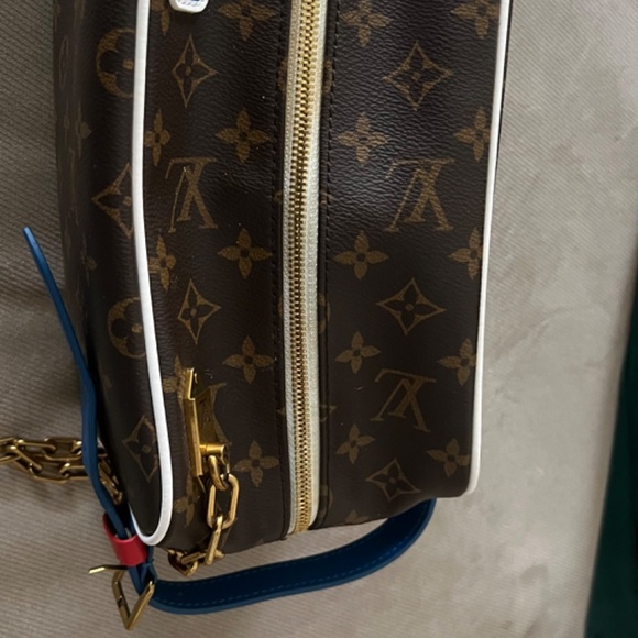 Louis Vuitton x NBA Cloakroom Dopp Kit Monogram - Picture 4 of 10